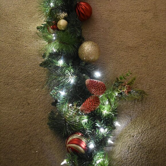 VINTAGE 8Ft Prelit Christmas Garland Pine Garland Spere Lights Berries Pinecone - Picture 11 of 15